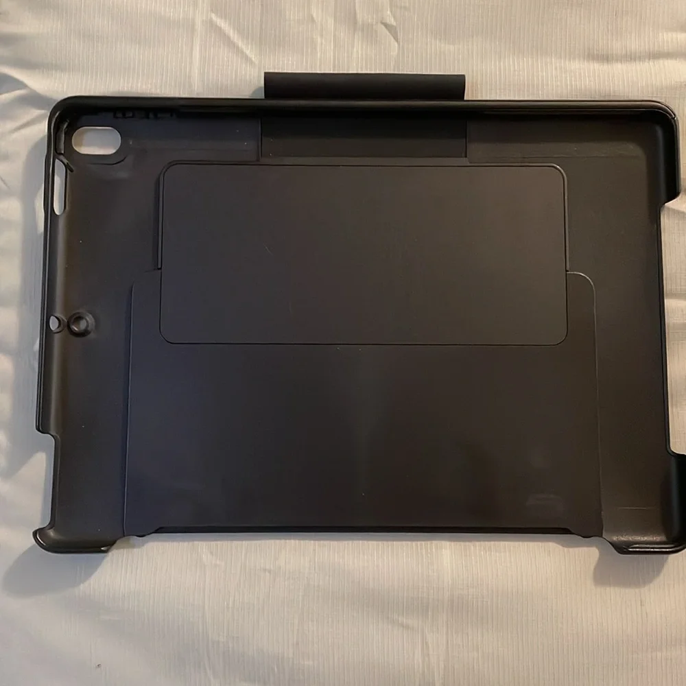 Logitech Y-B0011 iPad Pro Black Wireless Slim Combo QWERTY Keyboard Case